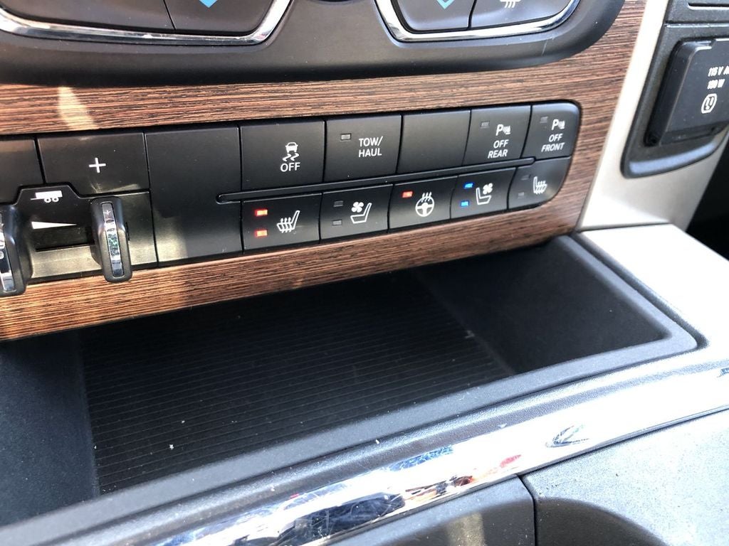 2017 RAM 1500 Laramie Crew Cab 4x4 5'7" Box