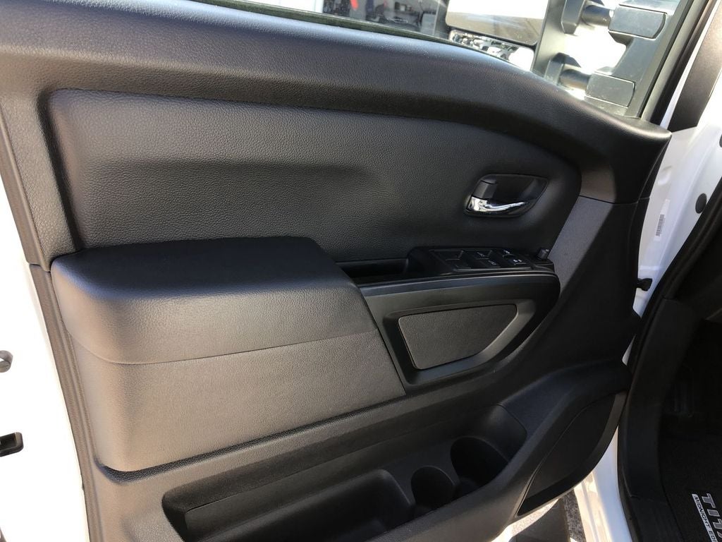 2024 Nissan TITAN Crew Cab SV 4x4